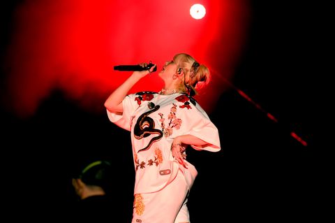 Sängerin Billie Eilish performt auf der Bühne