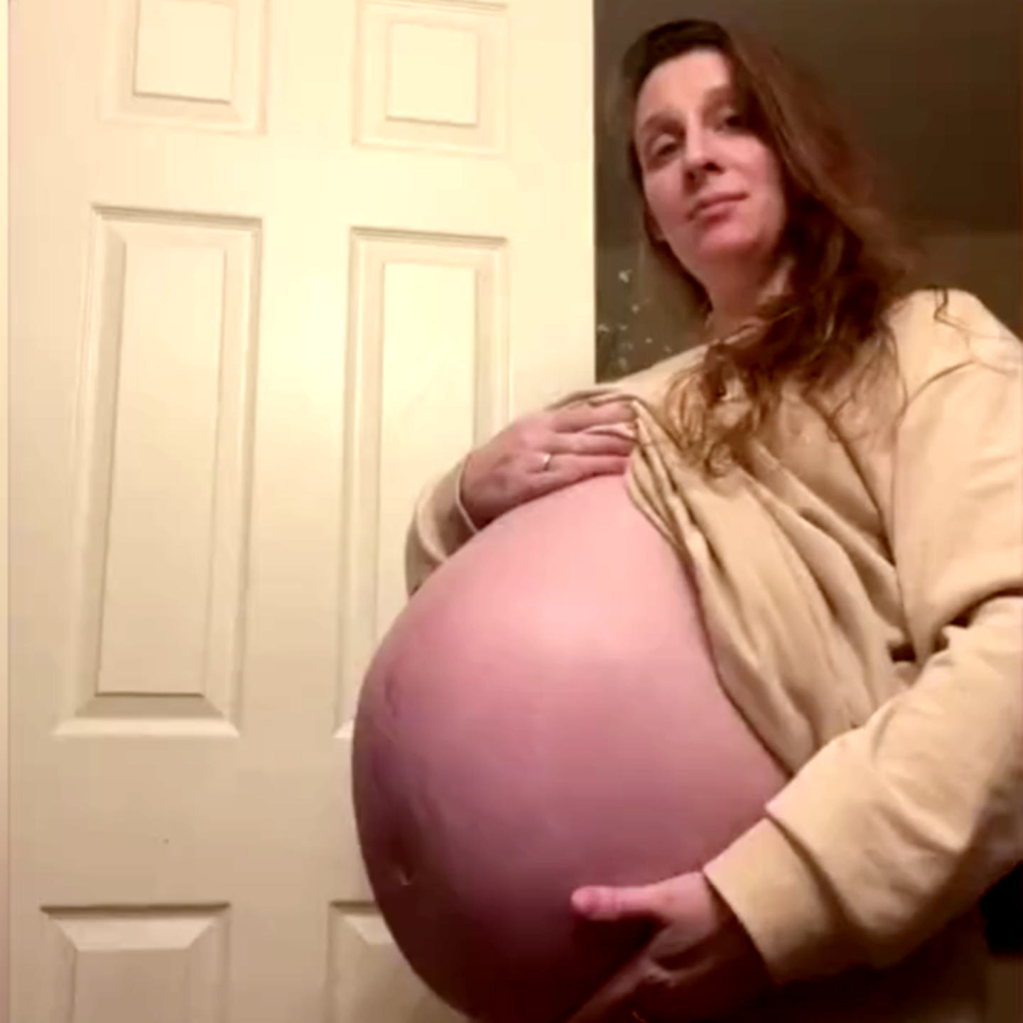 Nackte schwangere mit dicken brüsten werden geh presst