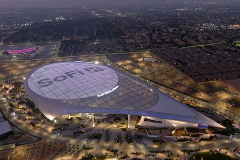 Auch von außen ist die Arena und das Areal pompös. An der rechten Spitze findet sich das Youtube Theatre, eine eigene Veranstaltungslocation mit 6000 Plätzen. Ein Meisterwerk ist auch das Dach aus 35.000 Aluminium-Panelen. In einen Teil sind LED-Anzeigen eingebaut, sodass das Dach als Display genutzt werden kann.