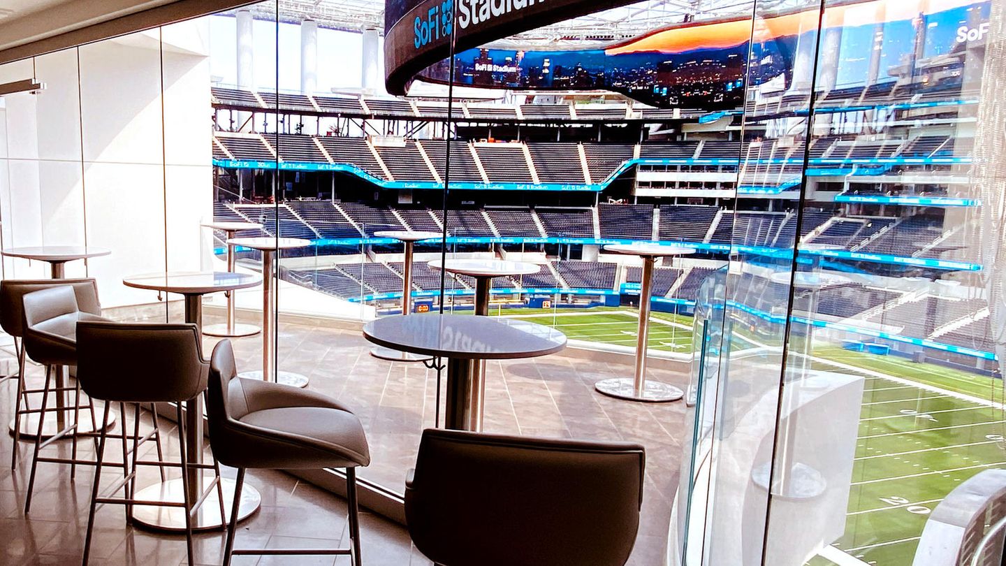 Sofi Stadium in Los Angeles: Super Sicht = Super Preis. Tickets für den Super Bowl sind jeher alles andere als günstig. Das Event in Los Angeles toppt aber alle Rekorde. 6000 Dollar (5250 Euro) kostete laut "Ran" in der Vorwoche das günstigste Ticket im freien Verkauf. Für die teuerste Kategorie werden 75.000 Dollar (65.500 Euro) fällig. In den Tagen vor dem Großereignis steigen die Preise auf dem Markt erfahrungsgemäß weiter an. Super Sicht = Super Preis. Tickets für den Super Bowl sind jeher alles andere als günstig. Das Event in Los Angeles toppt aber alle Rekorde. 6000 Dollar (5250 Euro) kostete laut "Ran" in der Vorwoche das günstigste Ticket im freien Verkauf. Für die teuerste Kategorie werden 75.000 Dollar (65.500 Euro) fällig. In den Tagen vor dem Großereignis steigen die Preise auf dem Markt erfahrungsgemäß weiter an.
