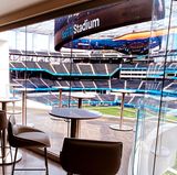 Super Sicht = Super Preis. Tickets für den Super Bowl sind jeher alles andere als günstig. Das Event in Los Angeles toppt aber alle Rekorde. 6000 Dollar (5250 Euro) kostete laut "Ran" in der Vorwoche das günstigste Ticket im freien Verkauf. Für die teuerste Kategorie werden 75.000 Dollar (65.500 Euro) fällig. In den Tagen vor dem Großereignis steigen die Preise auf dem Markt erfahrungsgemäß weiter an.