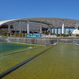 Das komplette Areal befindet sich auf einer ehemaligen Rennstrecke und umfasst nicht nur das Stadion. Ein künstlicher See und ein Naturpark, beide frei zugänglich, sind weitere Höhepunkte unmittelbar vor dem Stadion. Unter dem Areal, das doppelt so groß ist wie der Vatikan, befinden sich Zisternen, in denen das Regenwasser gesammelt wird und das für die komplette Bewässerung des Parks ausreicht.
