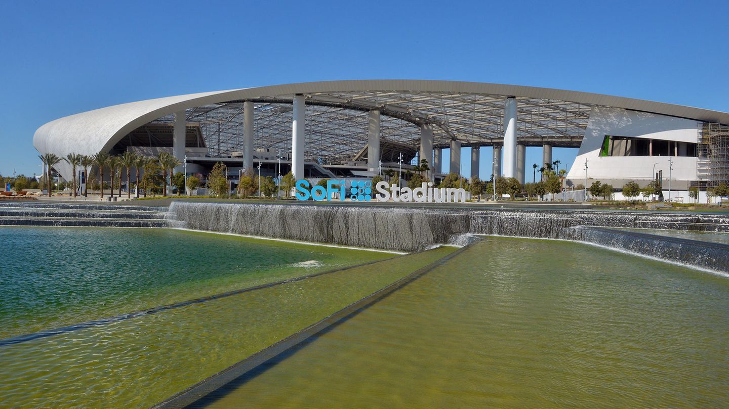Sofi Stadium in Los Angeles: Das komplette Areal befindet sich auf einer ehemaligen Rennstrecke und umfasst nicht nur das Stadion. Ein künstlicher See und ein Naturpark, beide frei zugänglich, sind weitere Höhepunkte unmittelbar vor dem Stadion. Unter dem Areal, das doppelt so groß ist wie der Vatikan, befinden sich Zisternen, in denen das Regenwasser gesammelt wird und das für die komplette Bewässerung des Parks ausreicht. Das komplette Areal befindet sich auf einer ehemaligen Rennstrecke und umfasst nicht nur das Stadion. Ein künstlicher See und ein Naturpark, beide frei zugänglich, sind weitere Höhepunkte unmittelbar vor dem Stadion. Unter dem Areal, das doppelt so groß ist wie der Vatikan, befinden sich Zisternen, in denen das Regenwasser gesammelt wird und das für die komplette Bewässerung des Parks ausreicht.