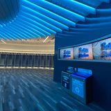 In tiefem Blau erstrahlt die Mannschaftskabine der LA Rams. Für die Rams ist es ein besonderes Spiel: Von 1946 bis 1994 spielten sie schon in LA, wurden dann nach St. Louis verkauft und kehrten 2016 zurück an die Westküste. Es ist erst das zweite Mal in der Geschichte der NFL – und gleichzeitig das zweite Mal in Serie – dass der Super Bowl im Stadion einer der beiden Finalmannschaften stattfindet.