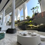 Eine Besonderheit der Arena sind die Zuwege: Weil die Arena nur rund vier Kilometer vom Flughafen LAX entfernt ist, musste das Spielfeld und das Stadium tiefer gelegt werden. Rund 30 Meter unterhalb des Eingangslevels liegt das Spielfeld, die Architekten haben als Zugang für die Fans kleine Canyons und Treppen geschaffen, die in den unteren Teil der Arena führen.