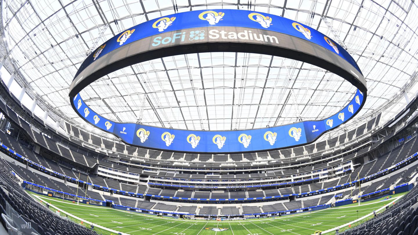 Sofi Stadium in Los Angeles: Die Anzeigetafel ist technisch auch auf dem neusten Stand: Die Bilder flimmern in 4k über den Bildschirm, sind also gestochen scharf. Die ganze Technik hat aber auch ein ordentliches Gewicht: 1000 Tonnen wiegt die Anzeigetafel – das entspricht etwa dem Gewicht von 167 ausgewachsenen Afrikanischen Elefanten. Die Anzeigetafel ist technisch auch auf dem neusten Stand: Die Bilder flimmern in 4k über den Bildschirm, sind also gestochen scharf. Die ganze Technik hat aber auch ein ordentliches Gewicht: 1000 Tonnen wiegt die Anzeigetafel – das entspricht etwa dem Gewicht von 167 ausgewachsenen Afrikanischen Elefanten.