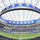 Die Anzeigetafel ist technisch auch auf dem neusten Stand: Die Bilder flimmern in 4k über den Bildschirm, sind also gestochen scharf. Die ganze Technik hat aber auch ein ordentliches Gewicht: 1000 Tonnen wiegt die Anzeigetafel – das entspricht etwa dem Gewicht von 167 ausgewachsenen Afrikanischen Elefanten.