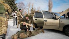 Menschen aus Kiew nehmen an einer Militärschulung teil