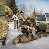 Menschen aus Kiew nehmen an einer Militärschulung teil