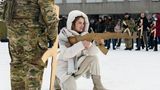 Eine Ukrainerin übt mit einem Holzgewehr
