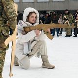 Eine Ukrainerin übt mit einem Holzgewehr