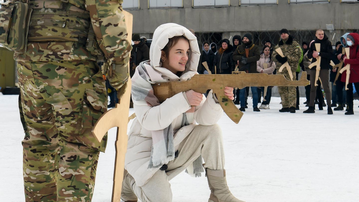 Ukraine: How civilians are preparing for a war with Russia