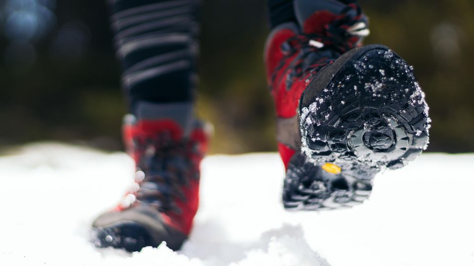 Barfuß im Winter: Rote Minimalschuhe im Schnee