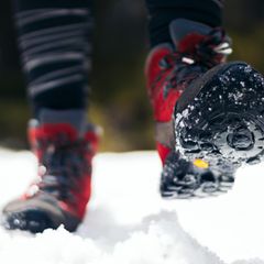 Barfuß im Winter: Rote Minimalschuhe im Schnee