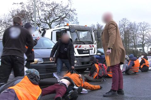 Berlin: Klimaschützer blockieren A100 – Autofahrer legen selbst Hand an