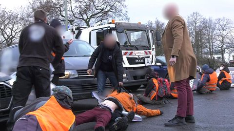 Berlin: Klimaschützer blockieren A100 – Autofahrer legen selbst Hand an
