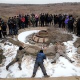 Ukrainische Zivilisten lernen von Militärausbildern die Kampfgrundlagen