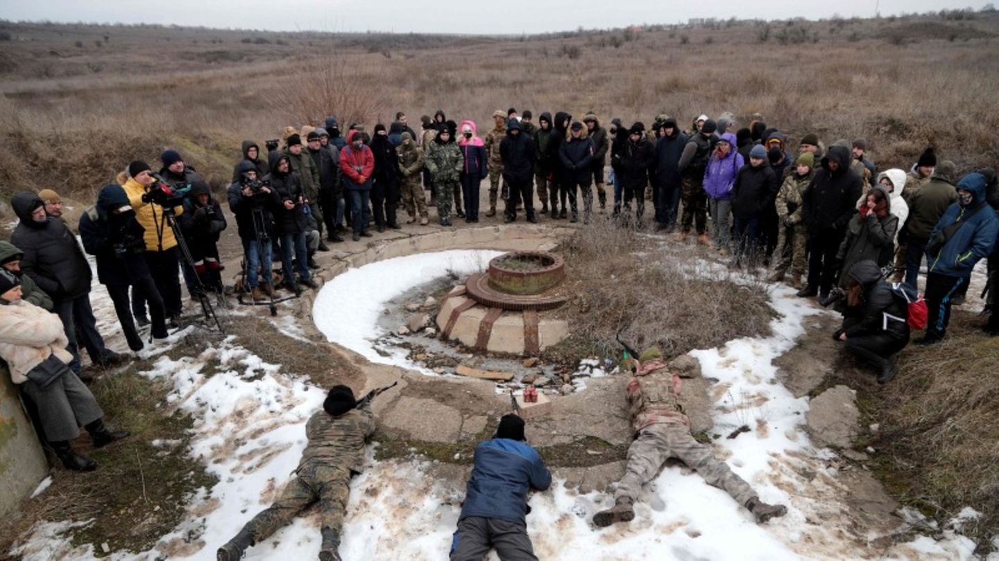 Ukrainische Zivilisten lernen von Militärausbildern die Kampfgrundlagen