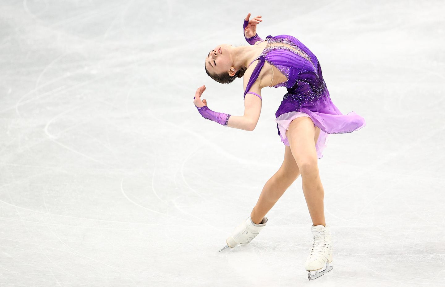 Kamila Walijewa ist der neue Star in der Welt des Eiskunstlaufs. Mit ihrem Auftritt beim Team-Event in Peking schrieb die 15-Jährige Geschichte. Als erste Frau zeigte sie bei Olympischen Spielen gleich zwei Vierfachsprünge.