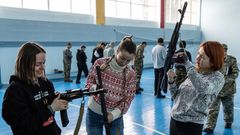 Militärtraining in einer ukrainischen Schul-Turnhalle