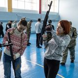 Militärtraining in einer ukrainischen Schul-Turnhalle