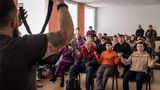 Nicht nur Schießen will gelernt sein. Hier lernen Zivilisten bei einer medizinischen Grundausbildung, wie man einen Druckverband anlegt.