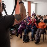 Nicht nur Schießen will gelernt sein. Hier lernen Zivilisten bei einer medizinischen Grundausbildung, wie man einen Druckverband anlegt.