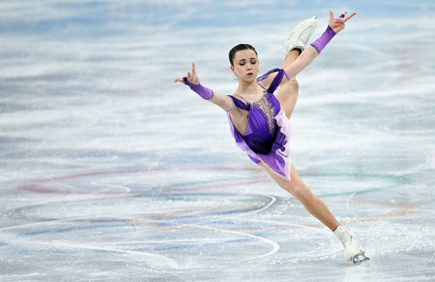 Eiskunstlauf bei Olympia : Sowohl ein Toeloop als auch ein Salchow mit vier Umdrehungen gelangen der jungen Athletin, die schon jetzt als Jahrhundert-Talent gilt. Bereits nach ihrem Kurzprogramm erzielte sie herausragende 90,18 Punkte. Damit wäre die 15-Jährige sogar bei den Männern eine Anwärterin auf die Medaillen. Sowohl ein Toeloop als auch ein Salchow mit vier Umdrehungen gelangen der jungen Athletin, die schon jetzt als Jahrhundert-Talent gilt. Bereits nach ihrem Kurzprogramm erzielte sie herausragende 90,18 Punkte. Damit wäre die 15-Jährige sogar bei den Männern eine Anwärterin auf die Medaillen.
