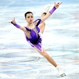 Sowohl ein Toeloop als auch ein Salchow mit vier Umdrehungen gelangen der jungen Athletin, die schon jetzt als Jahrhundert-Talent gilt. Bereits nach ihrem Kurzprogramm erzielte sie herausragende 90,18 Punkte. Damit wäre die 15-Jährige sogar bei den Männern eine Anwärterin auf die Medaillen.