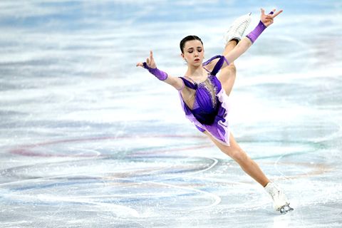 Sowohl ein Toeloop als auch ein Salchow mit vier Umdrehungen gelangen der jungen Athletin, die schon jetzt als Jahrhundert-Talent gilt. Bereits nach ihrem Kurzprogramm erzielte sie herausragende 90,18 Punkte. Damit wäre die 15-Jährige sogar bei den Männern eine Anwärterin auf die Medaillen.
