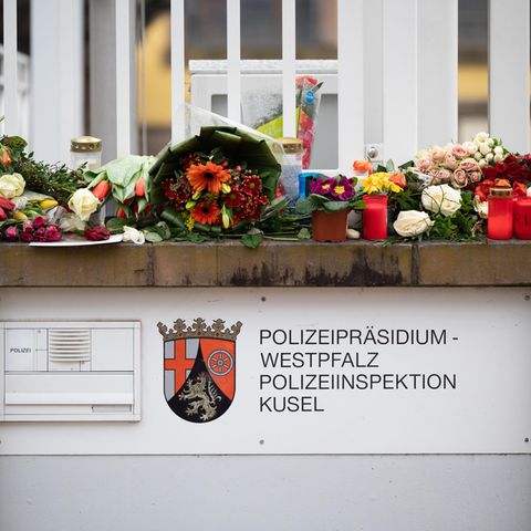 Kerzen und Blumensträuße erinnern an die beiden erschossenen Polizisten von Rheinland-Pfalz. Im Netz wird mitunter ein ganz anderer Ton angeschlagen. Dort kommt es mancherorts zu Ausbrüchen von Hass und Hetze gegen die Polizei