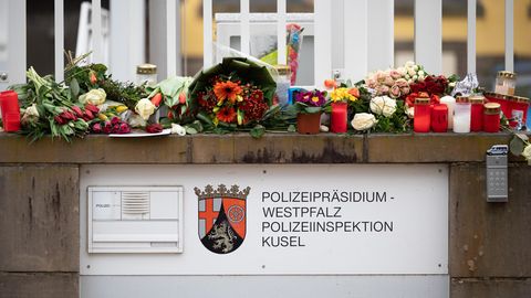 Kerzen und Blumensträuße erinnern an die beiden erschossenen Polizisten von Rheinland-Pfalz. Im Netz wird mitunter ein ganz anderer Ton angeschlagen. Dort kommt es mancherorts zu Ausbrüchen von Hass und Hetze gegen die Polizei