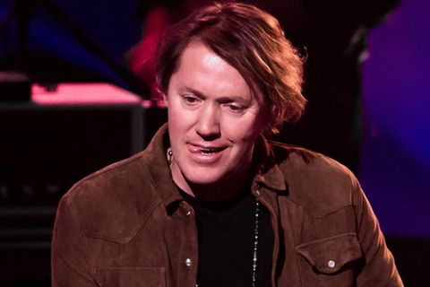 Bandleader Jeroen Rietbergen spielt bei einer Liveshow von "The Voice of Holland" Keyboard
