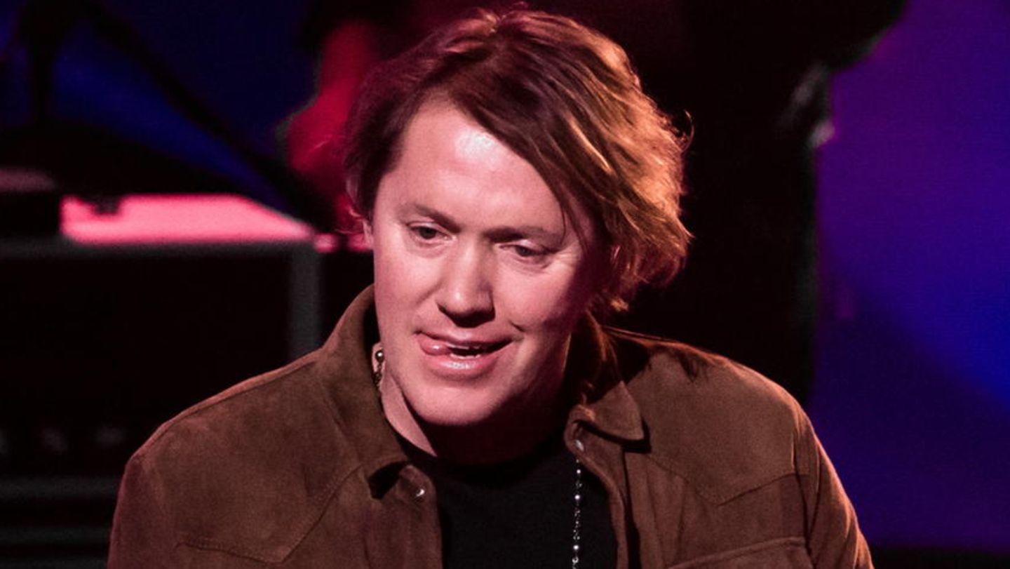 Bandleader Jeroen Rietbergen spielt bei einer Liveshow von "The Voice of Holland" Keyboard