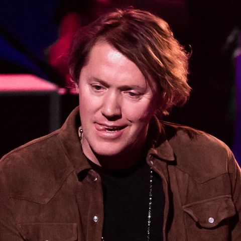 Bandleader Jeroen Rietbergen spielt bei einer Liveshow von "The Voice of Holland" Keyboard