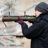 Ein Kiewer zielt im Rahmen einer ukrainischen Trainingskampagne mit einer Waffe.