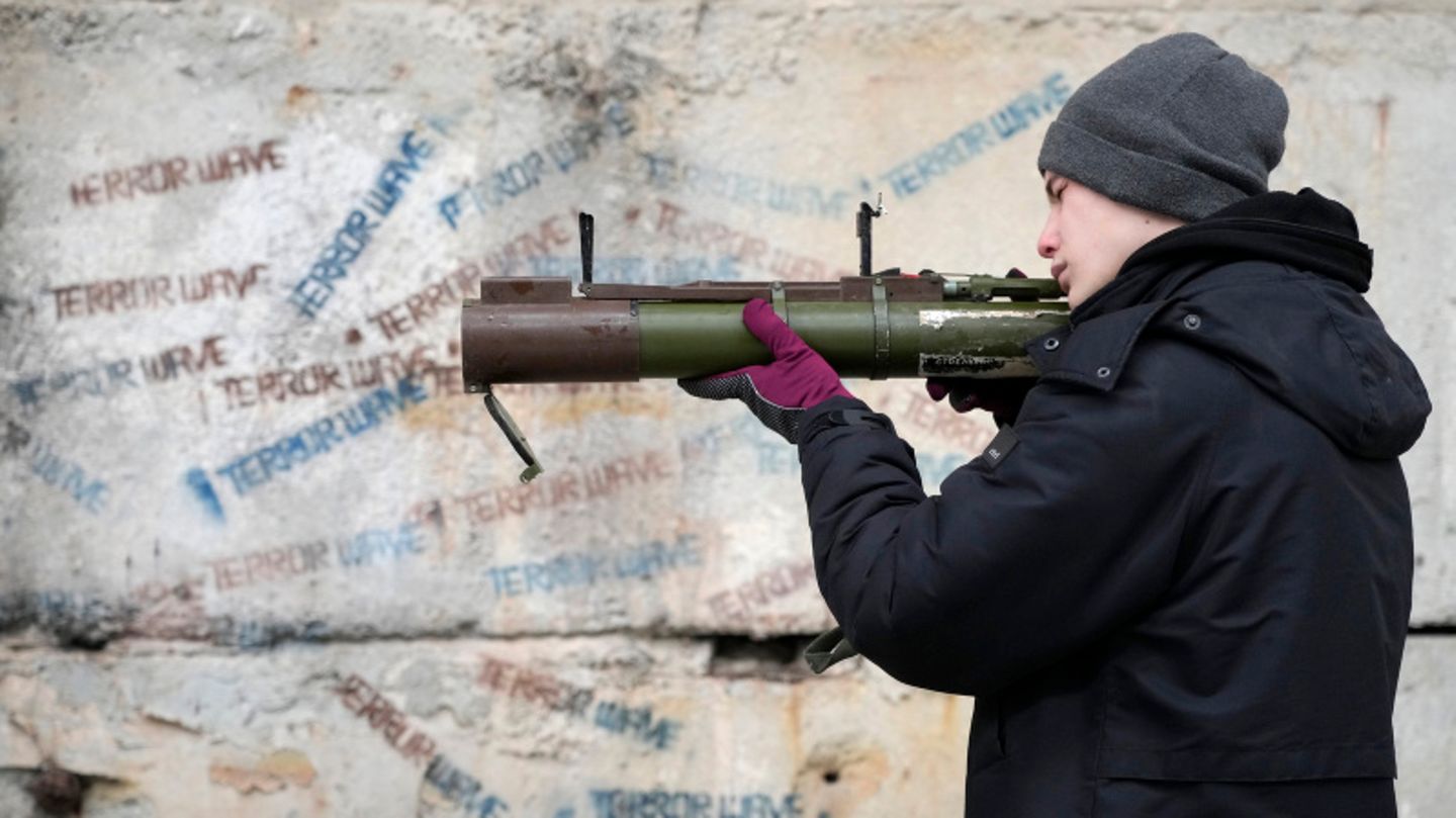 Ein Kiewer zielt im Rahmen einer ukrainischen Trainingskampagne mit einer Waffe. Ein Kiewer zielt im Rahmen einer ukrainischen Trainingskampagne mit einer Waffe.