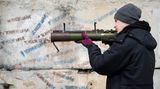 Ein Kiewer zielt im Rahmen einer ukrainischen Trainingskampagne mit einer Waffe.