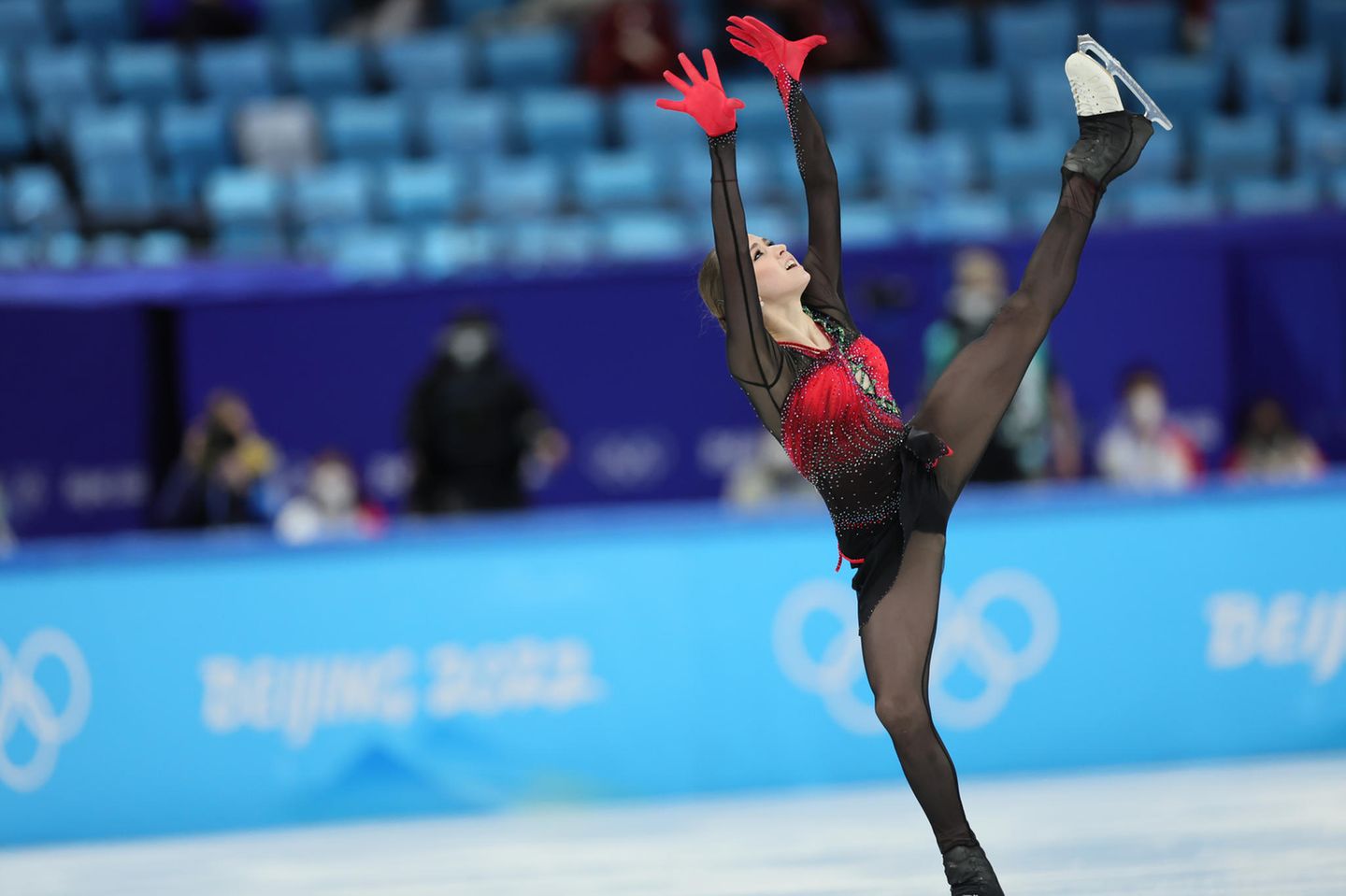 Eiskunstlauf bei Olympia : Während ihr Kurzprogramm einem romantischen Motiv folgte, in dem Walijewa nach eigener Beschreibung einem Schmetterling in einen Traum folgt, wurde es in der Kür leidenschaftlich. Zu den Klängen von Maurice Ravels "Bolero" lieferte sie eine erstaunlich reife Darstellung. Während ihr Kurzprogramm einem romantischen Motiv folgte, in dem Walijewa nach eigener Beschreibung einem Schmetterling in einen Traum folgt, wurde es in der Kür leidenschaftlich. Zu den Klängen von Maurice Ravels "Bolero" lieferte sie eine erstaunlich reife Darstellung.