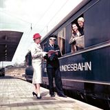 Werbemotiv der Bahn aus den späten 1950er Jahren: Fotomodelle am Fenster eines blauen Schürzenwagens für den Schnellzugverkehr  im Heidelberger Hauptbahnhof.