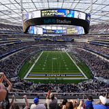 Sie ist das Prunkstück der Arena und weltweit einzigartig: die Anzeigetafel im Sofi-Stadium. Rund 110 Meter lang und 70 Meter breit ist die Anzeigetafel, die das komplette Spielfeld überspannt und sowohl im Innen- als auch auf dem Außenring Bilder zeigt. So hat fast jeder Fan eine perfekte Sicht auf die Anzeigetafel, die meisten sehen sie sogar doppelt.