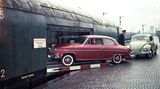 Das Auto im Reisezug: In Hamburg-Altona fährt ein Borgward-Isabella in einen geschlossenen Doppelstockwagen  der Bauart DPw4ümg-56.