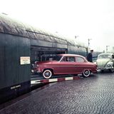 Das Auto im Reisezug: In Hamburg-Altona fährt ein Borgward-Isabella in einen geschlossenen Doppelstockwagen  der Bauart DPw4ümg-56.