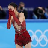 Während Walijewa ihrem Ruf als Wunderkind alle Ehre machte, konnte die Chinesin Zhu Yi dem Druck in der Kür nicht standhalten. Zuerst verpatzte sie das Kurzprogramm. Nach mehreren Stürzen beendete sie schließlich ihre Kür unter Tränen. Nach ihren schwachen Auftritten wurde die Athletin in den sozialen Netzwerken Chinas unter dem Hashtag "Zhu Yi ist gefallen" (Übersetzung) verhöhnt. Mittlerweile geht die chinesische Zensurbehörde gegen die Kritik im Netz vor und löscht Einträge unter diesem Hashtag.