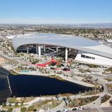 Alles andere als minimalistisch: Das Sofi-Stadium im Herzen von Los Angeles ist das teuerste Sportstadion der Welt. Über fünf Milliarden Dollar (4,36 Milliarden Euro) hat der Bau des Stadions und des kompletten Areals gekostet. 