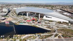 Alles andere als minimalistisch: Das Sofi-Stadium im Herzen von Los Angeles ist das teuerste Sportstadion der Welt. Über fünf Milliarden Dollar (4,36 Milliarden Euro) hat der Bau des Stadions und des kompletten Areals gekostet. 