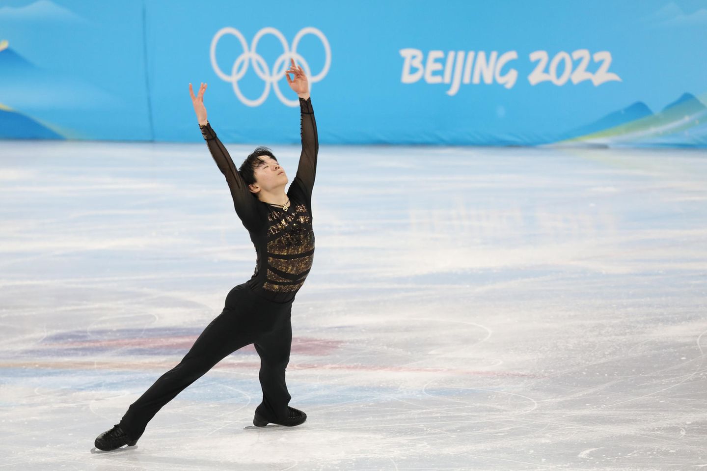 Eiskunstlauf bei Olympia : Bei den Männern konnte sich der Japaner Yuma Kagiyama bei der Kür durchsetzten. 208,94 Punkte sprachen ihm die Richter zu. Auf dem zweiten Platz landete in dieser Kategorie der Russe Mark Kondratiuk (181,65). Der US-Amerikaner Vincent Zhou machte den dritten Platz (171,44 Punkte). Bei den Männern konnte sich der Japaner Yuma Kagiyama bei der Kür durchsetzten. 208,94 Punkte sprachen ihm die Richter zu. Auf dem zweiten Platz landete in dieser Kategorie der Russe Mark Kondratiuk (181,65). Der US-Amerikaner Vincent Zhou machte den dritten Platz (171,44 Punkte).