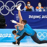 Eine Schrecksekunde gab es auch bei der Kür der Paarlauf-Weltmeister Anastasija Mischina und Alexander Galljamow. Bei einer spektakulären Hebefigur kamen sie beide zu Fall. 