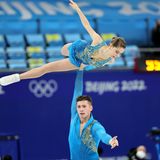 Die Kür konnte das Paar dennoch beenden und errang Gold für die russische Mannschaft. 