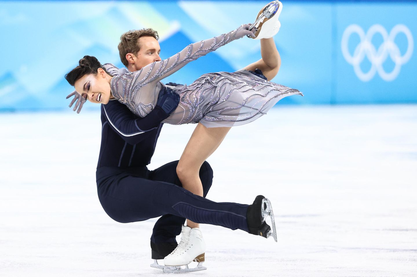 Beim Eistanz mussten die erfolgsverwöhnten Russen sich aber mit dem zweiten Platz begnügen. Die amerikanischen Tänzer Madison Chock und Evan Bates gewannen mit einem Punkt Vorsprung vor dem Paar aus Russland. 
